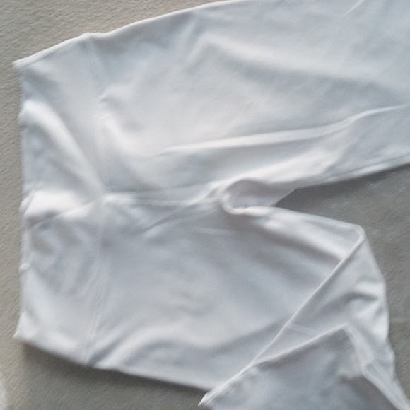 Fabletics,Trendy, Powder hold, 7/8 leggings, size medium, color white - Picture 7 of 7